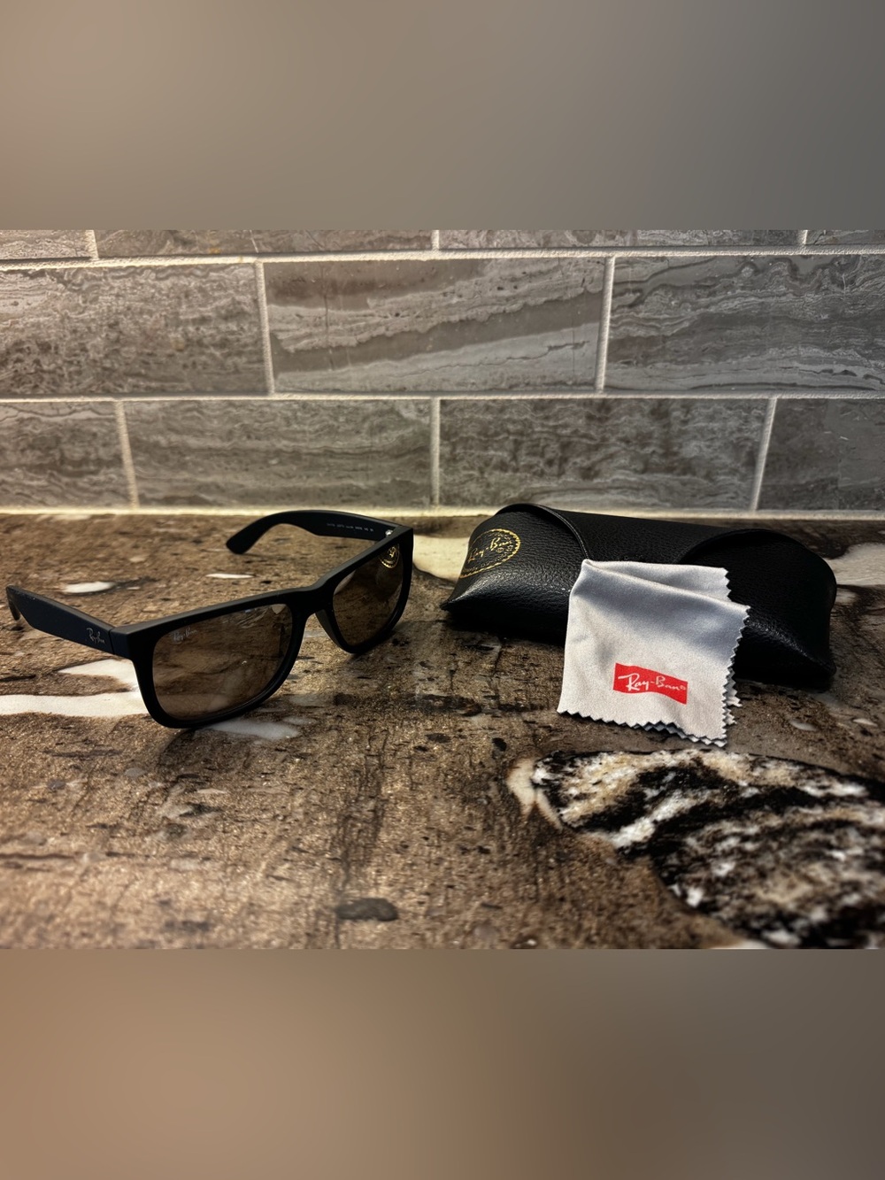 Ray-Ban ‘Justin classic’ style -Men's Black Frame Sunglasses with Brown Lenses